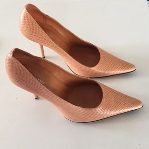 Calvin Klein peach lizard pointy toe pumps