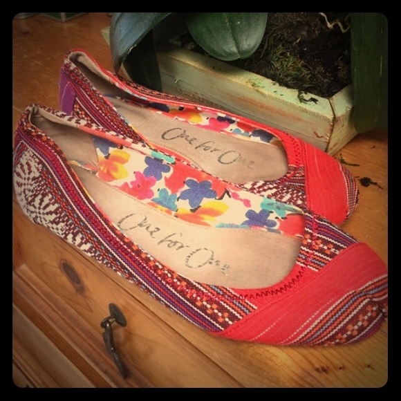 Adorable toms ballet flats.