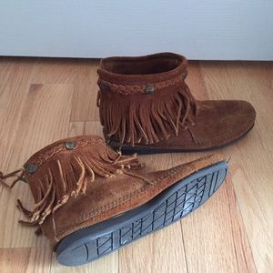 Minnetonka Back Zip Hardsole Fringe Bootie