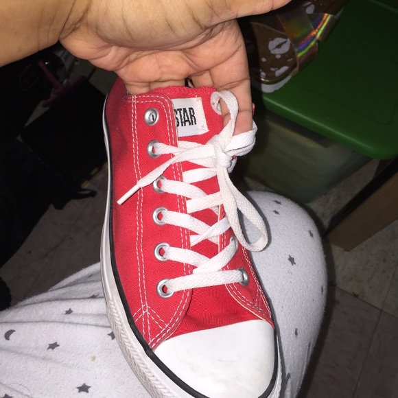 Red converse - Picture 2 of 4