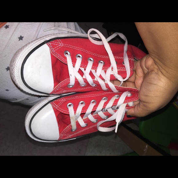 Red converse - Picture 3 of 4