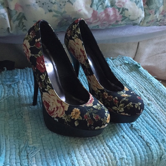 Steve Madden Shoes - ‼️Floral heels