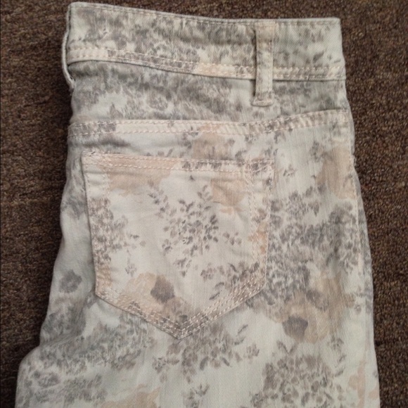 Adorable floral skinnies