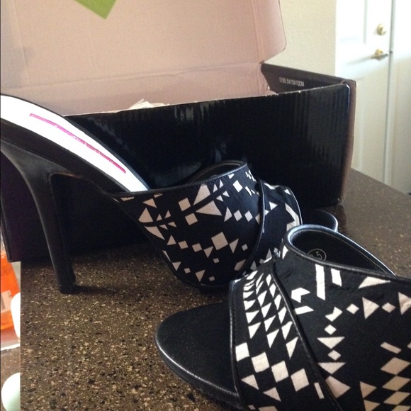 Black and white heels!! - Picture 3 of 3