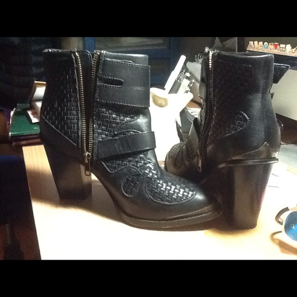 Kensie Sz 7.5 Black Leather Booties