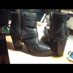 Kensie Sz 7.5 Black Leather Booties