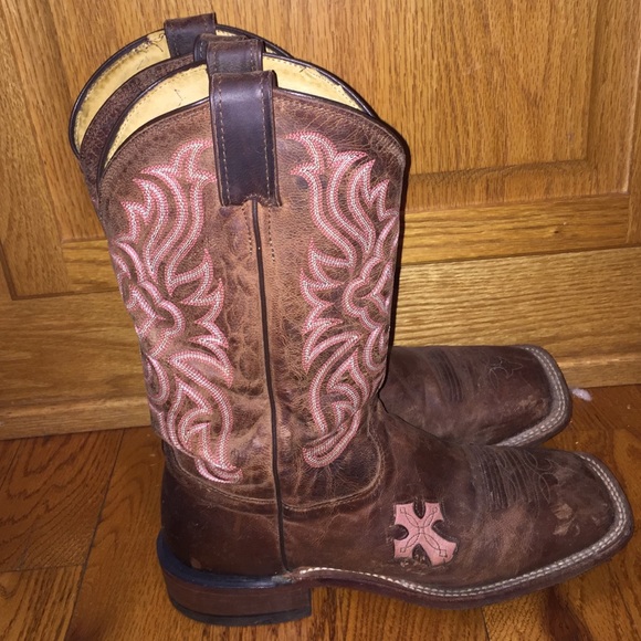 cute tony lama cowboy boots. :-)