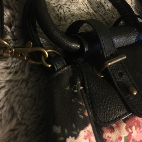 Floral printed, handbag with adjustable strap. - Picture 3 of 3