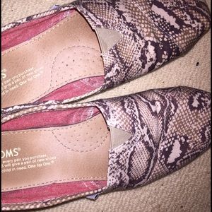 Snake print toms