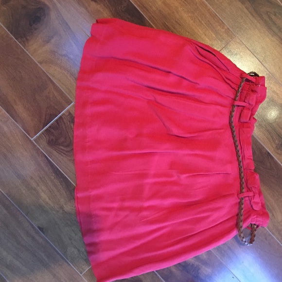 Red flirty skirt - Picture 3 of 3