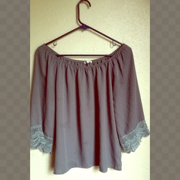Grey shoulder top size S/M