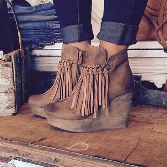 Sbicca zepp ankle wedge booties