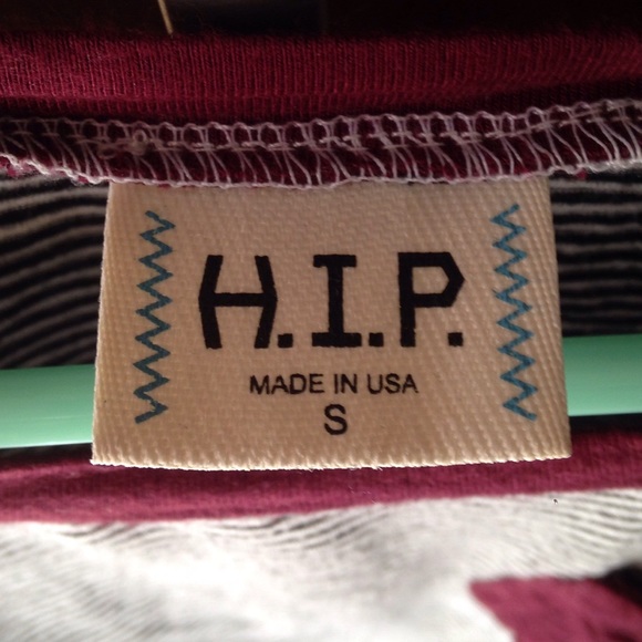 Black and white stripped maroon pocket t shirt - Picture 3 of 4