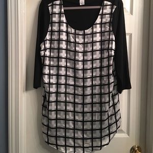 Great tunic to pair with black leggings!