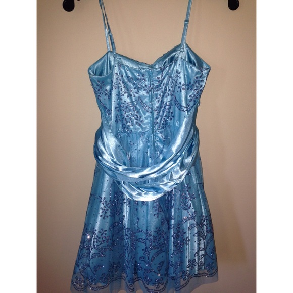 Size 3/4 blue sparkly, poofy homecoming/prom dress - Picture 3 of 4
