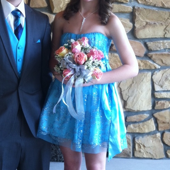 Size 3/4 blue sparkly, poofy homecoming/prom dress - Picture 4 of 4