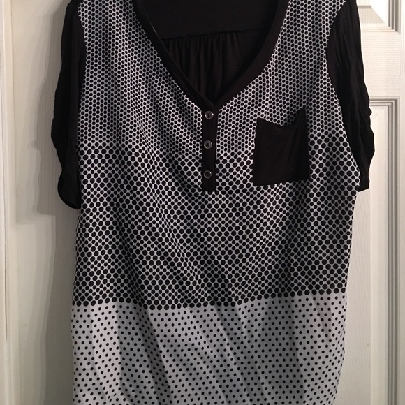 Adorable polka dot top with silver buttons