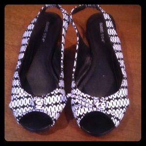 Size 6 geometric peep toe flats