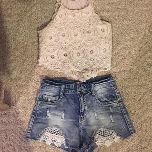 High wasted shorts with floral lace