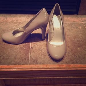 Bandolino 6.5 nude heels.