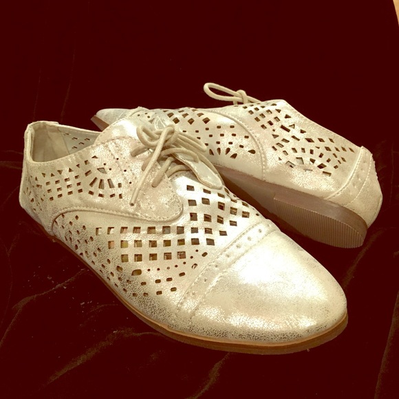 🌟Silver Cut Out Oxfords🌟NWOT