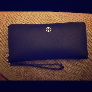 *SOLD* tory burch york passport wallet