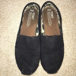 Women's black toms