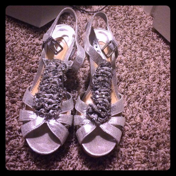 Metallic silver wedges