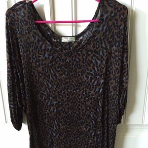 Size medium. 3/4 sleeve