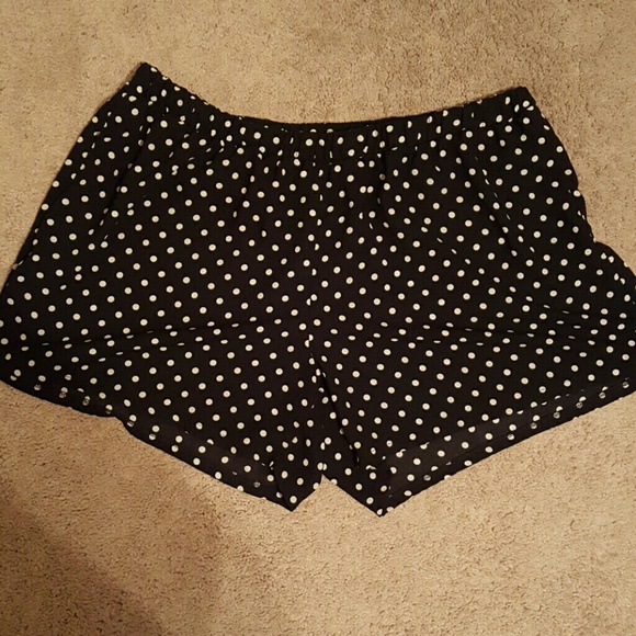 Black/white shorts