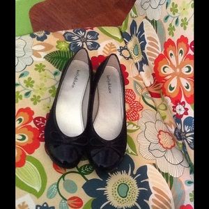 Nice navy blue flats!
