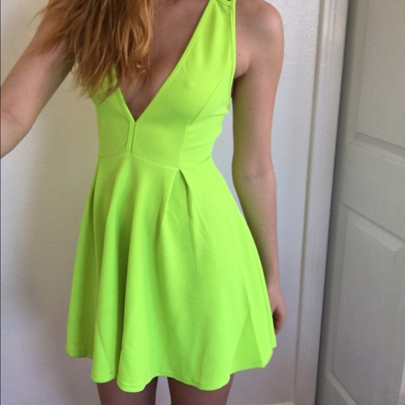 Bright green neon dress! - Picture 2 of 4