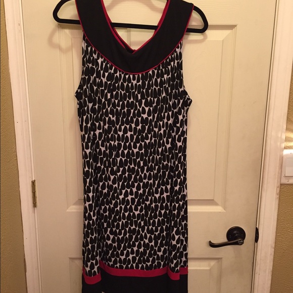 Black/white/red sleeveless dress