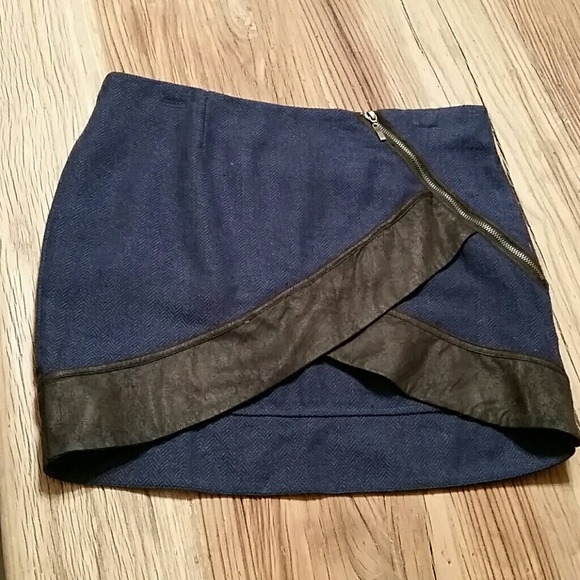 Navy mini skirt w/ zipper detail and tulip front