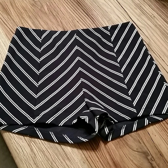 CUTE shorts in dark navy & cream flattering stripe - Picture 1 of 2