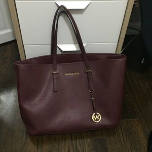 Michael Kors multifunction Jet Set bag (burgundy)