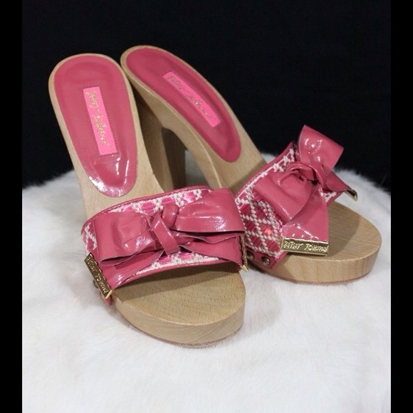 💕PRETTY pair of VINTAGE Betsey Johnson Heels 👠💗