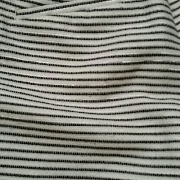 CLASSY shorts w/ beautiful cream and black stripe - Picture 3 of 4