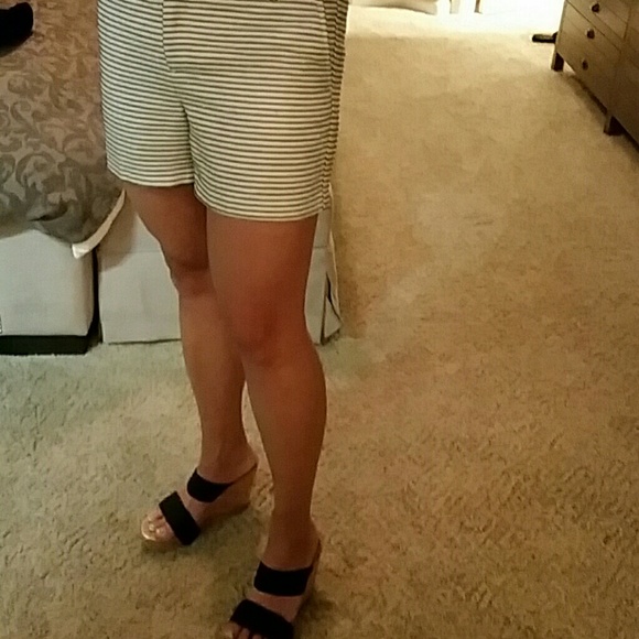 CLASSY shorts w/ beautiful cream and black stripe - Picture 4 of 4
