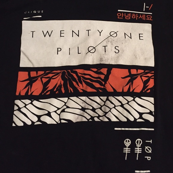 twenty one pilots shirt.