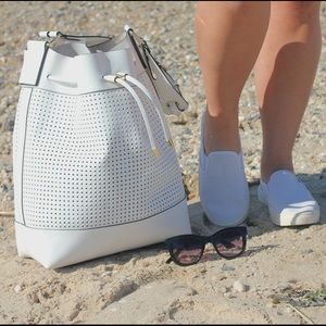 Vince Camuto Bags - Vince Camuto White Leather Bucket Bag! Vince Camuto Bags - Vince Camuto White Leather Bucket Bag!
