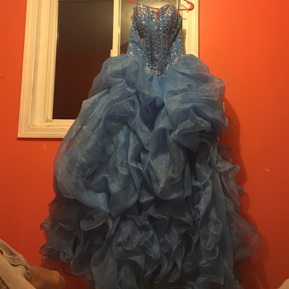 Enormous blue princess prom dress - Picture 3 of 4