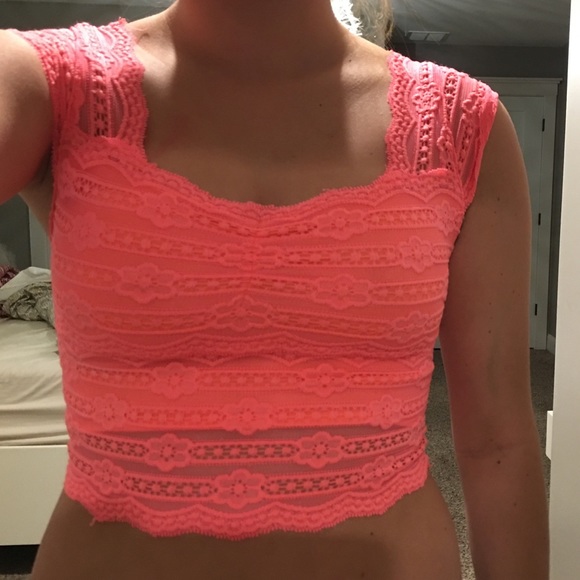 CHARLOTTE RUSSE CROP TOP - Picture 2 of 3