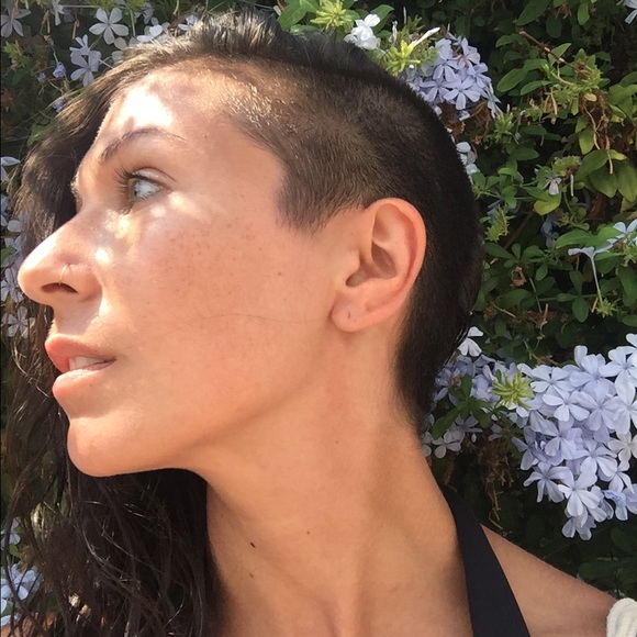 Meet your Posher, Danielle - Picture 3 of 3