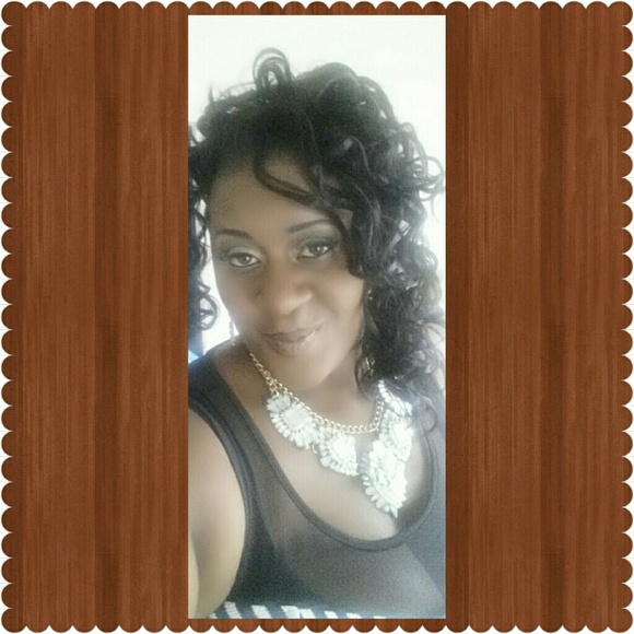 Meet your Posher, Curtina - Picture 2 of 2