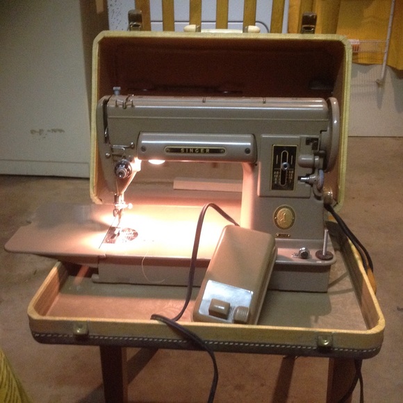 Vintage SINGER sewing machine 301A - Picture 2 of 3