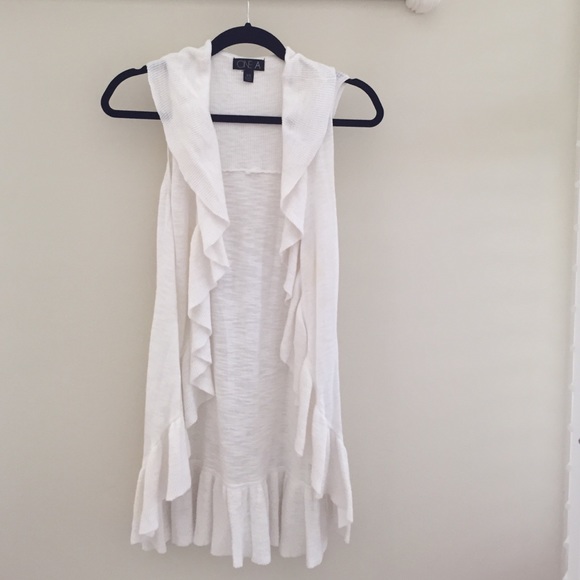 Ruffles sleeveless cardigan