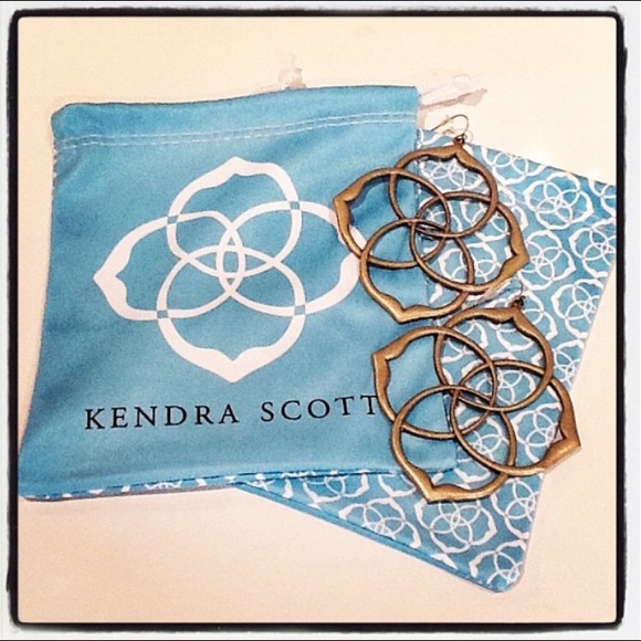 Found❗️⚜ISO⚜Kendra Scott Gold Rajan Logo Medallion - Picture 3 of 4