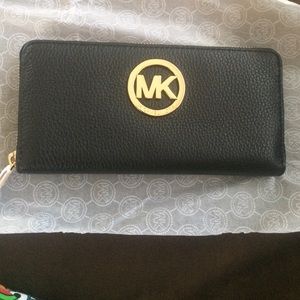 Michael Kors Zip Wallet guaranteed authentic