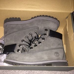 Grey timbs